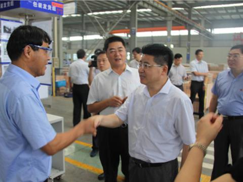 庆祝党的生日 慰问一线党员——市委主要向导莅临利来国国际网站母线慰问